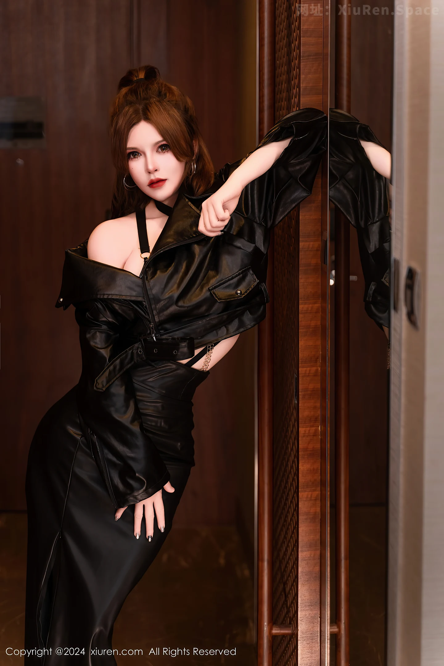 图片[4]-[XiuRen秀人网]VOL.8305 模特伊丽莎有点白性感黑色皮衣配黑丝吊袜秀丰胸肥臀惹火诱惑写真64P-秀人网官方网站